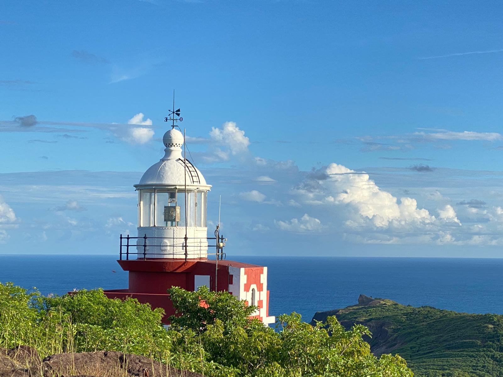 Le phare rouge et blanc de la Caravelle dominant l'Atlantique, presqu'île de la Caravelle, Martinique